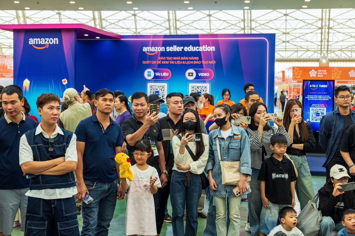 Khách hàng háo hức trải nghiệm khu vực Amazon Khách hàng háo hức trải nghiệm khu vực Amazon