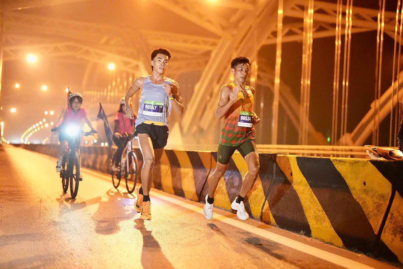 Huỳnh Anh Khôi (trái) và Nguyễn Văn Lai so kè trên đường chạy VPBank Hanoi International Marathon 2025.Huỳnh Anh Khôi (trái) và Nguyễn Văn Lai so kè trên đường chạy VPBank Hanoi International Marathon 2025.