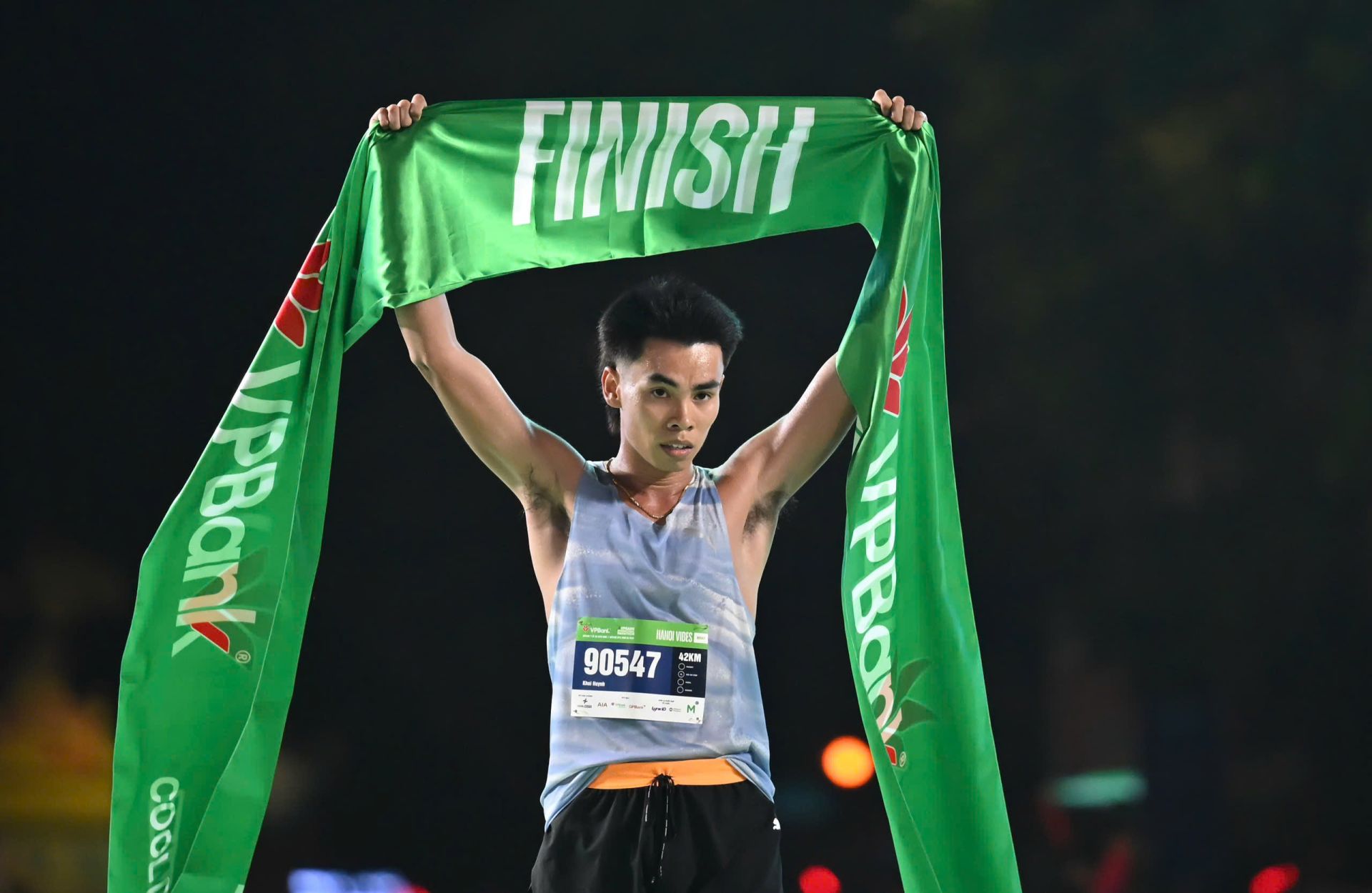 Huỳnh Anh Khôi phá kỷ lục cá nhân khi về nhất VPBank Hanoi International Marathon 2025.