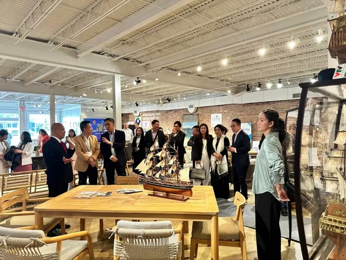 Các đại biểu tham quan từng gian hàng. Các đại biểu tham quan từng gian hàng.