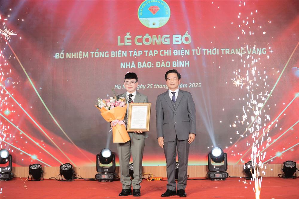 TS. Lê Ngọc Dũng đã trao Quyết định bổ nhiệm và tặng hoa chúc mừng Thạc sĩ, Nhà báo Đào Bình – Tân Tổng Biên tập Tạp chí điện tử Thời Trang Vàng TS. Lê Ngọc Dũng đã trao Quyết định bổ nhiệm và tặng hoa chúc mừng Thạc sĩ, Nhà báo Đào Bình – Tân Tổng Biên tập Tạp chí điện tử Thời Trang Vàng