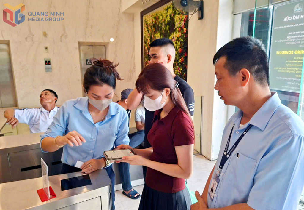 Bảo tàng Quảng Ninh triển khai hệ thống quét mã tự động, cho phép soát vé đoàn khách lớn một cách nhanh chóng và thuận lợi.