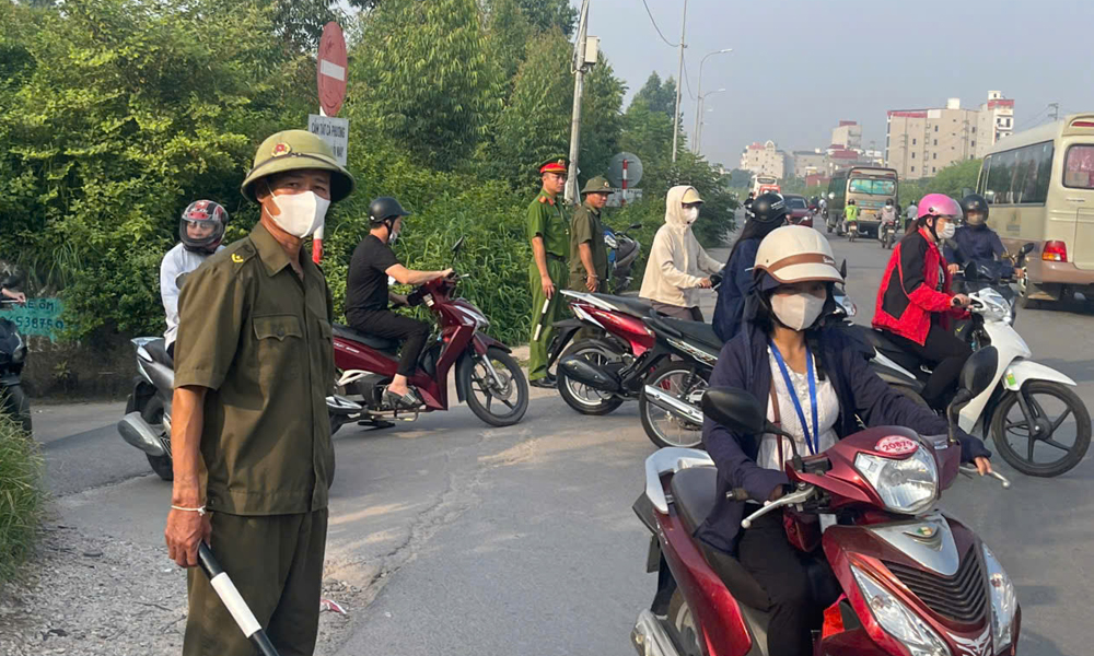 Công an phường Nếnh và lực lượng bảo đảm an ninh trật tự cơ sở tham gia điều tiết giao thông tại khu vực đường gom, cống chui qua đường cao tốc. Công an phường Nếnh và lực lượng bảo đảm an ninh trật tự cơ sở tham gia điều tiết giao thông tại khu vực đường gom, cống chui qua đường cao tốc.