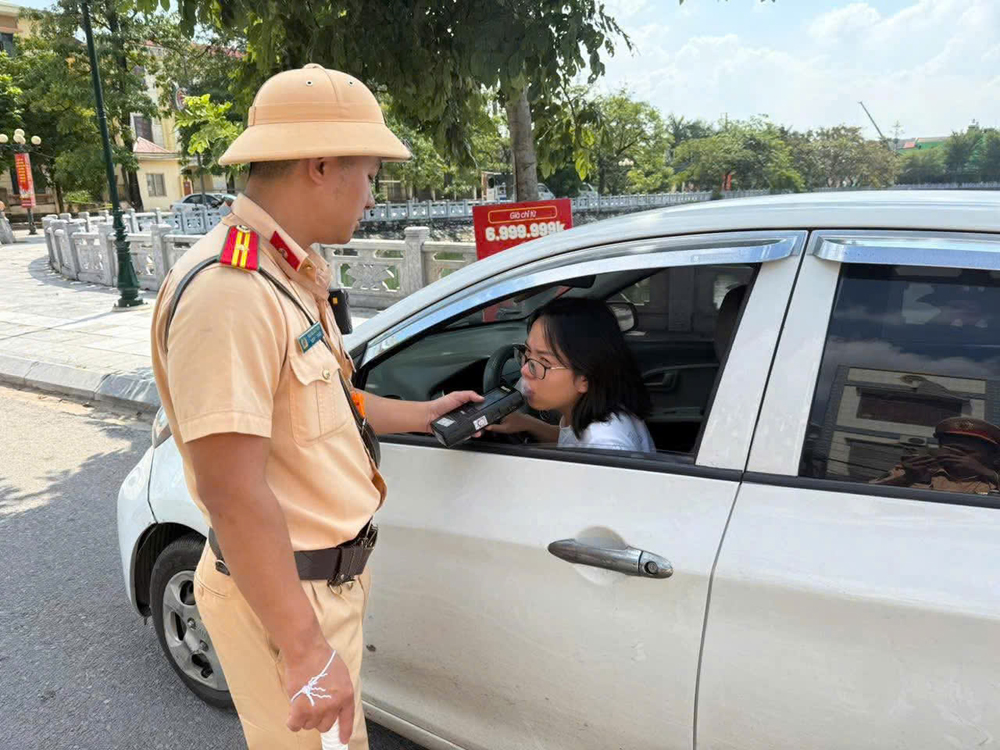 Lực lượng cảnh sát giao thông kiểm tra nồng độ cồn với lái xe.