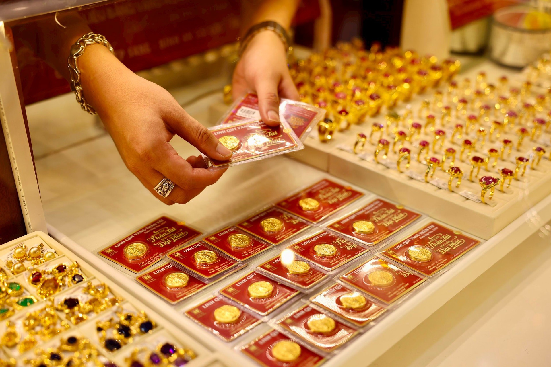 chiều nay (26/10), ghi nhận giá vàng miếng SJC PNJ ACB chốt tuần giảm gần 3 triệu, vàng nhẫn BTMC giảm đến 6 triệu.