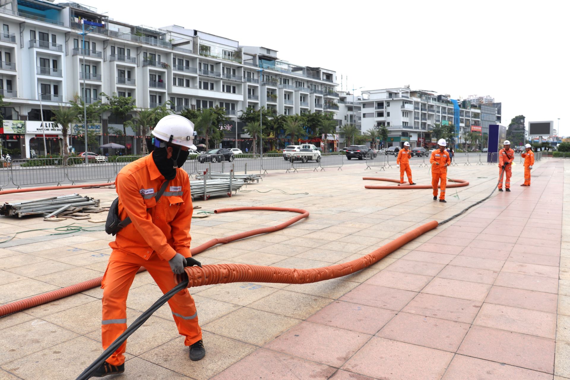 Công nhân ngành Điện lắp đặt đường điện phục vụ chương trình. Công nhân ngành Điện lắp đặt đường điện phục vụ chương trình.
