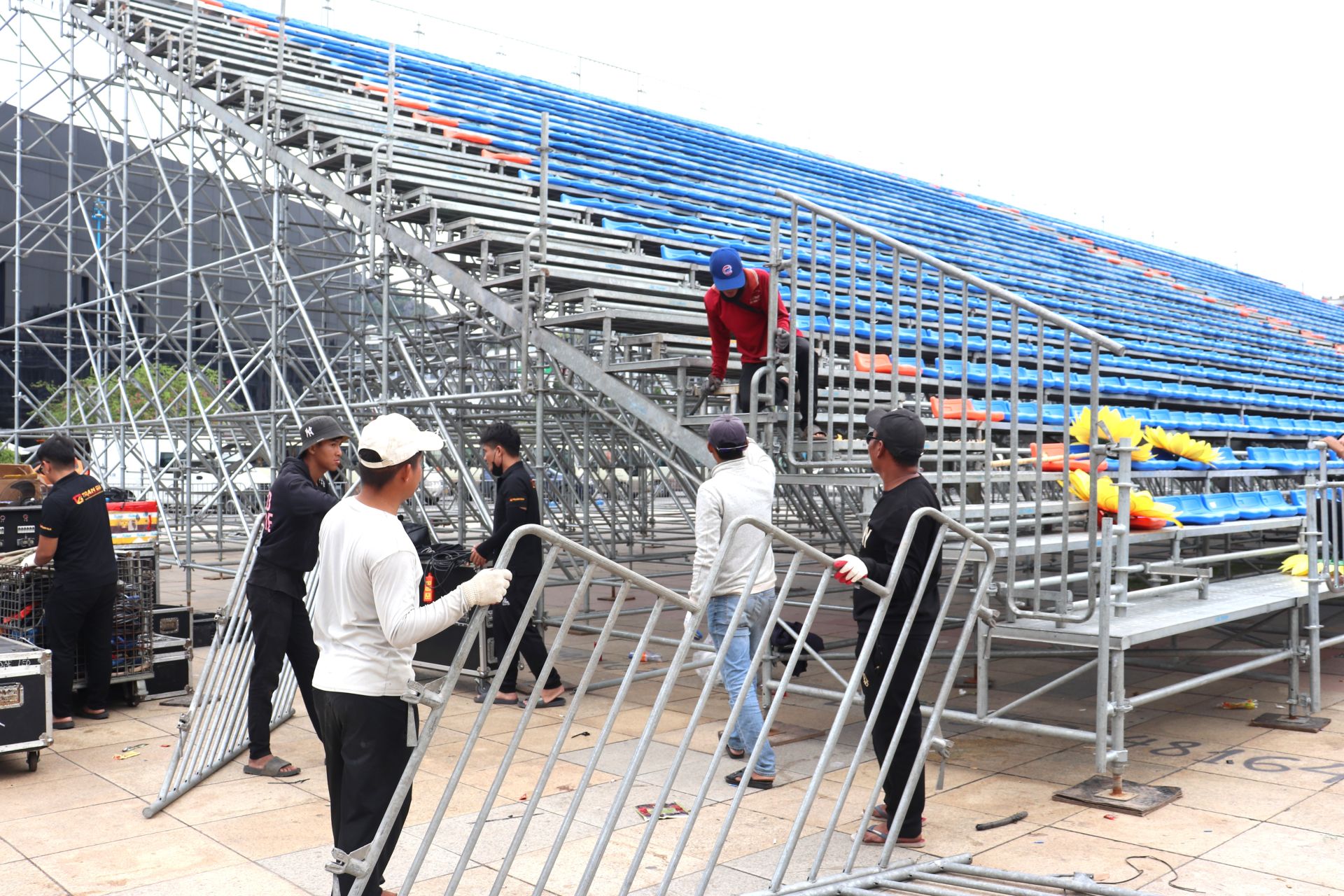 Khu vực khán đài tại concert đang được gấp rút thực hiện. Khu vực khán đài tại concert đang được gấp rút thực hiện.