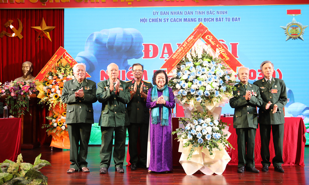 Đồng chí Trương Mỹ Hoa tặng hoa chúc mừng Đại hội. Đồng chí Trương Mỹ Hoa tặng hoa chúc mừng Đại hội.