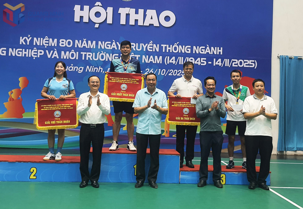 Ban tổ chức Hội thao Sở Nông nghiệp và Môi trường năm 2025 trao giải toàn đoàn cho các đơn vị. Ban tổ chức Hội thao Sở Nông nghiệp và Môi trường năm 2025 trao giải toàn đoàn cho các đơn vị.