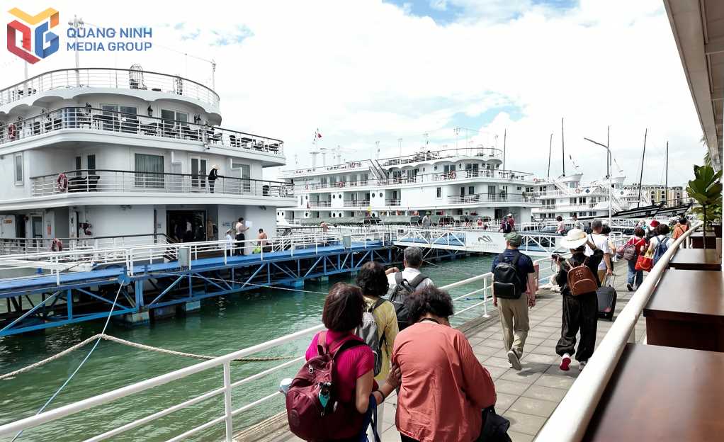 Đoàn khách Trung Quốc chuẩn bị lên du thuyền nghỉ đêm trên Vịnh Hạ Long. Đoàn khách Trung Quốc chuẩn bị lên du thuyền nghỉ đêm trên Vịnh Hạ Long.