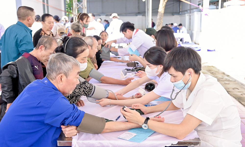 Bắc Ninh: Khám bệnh, cấp thuốc miễn phí cho người dân xã Bố Hạ