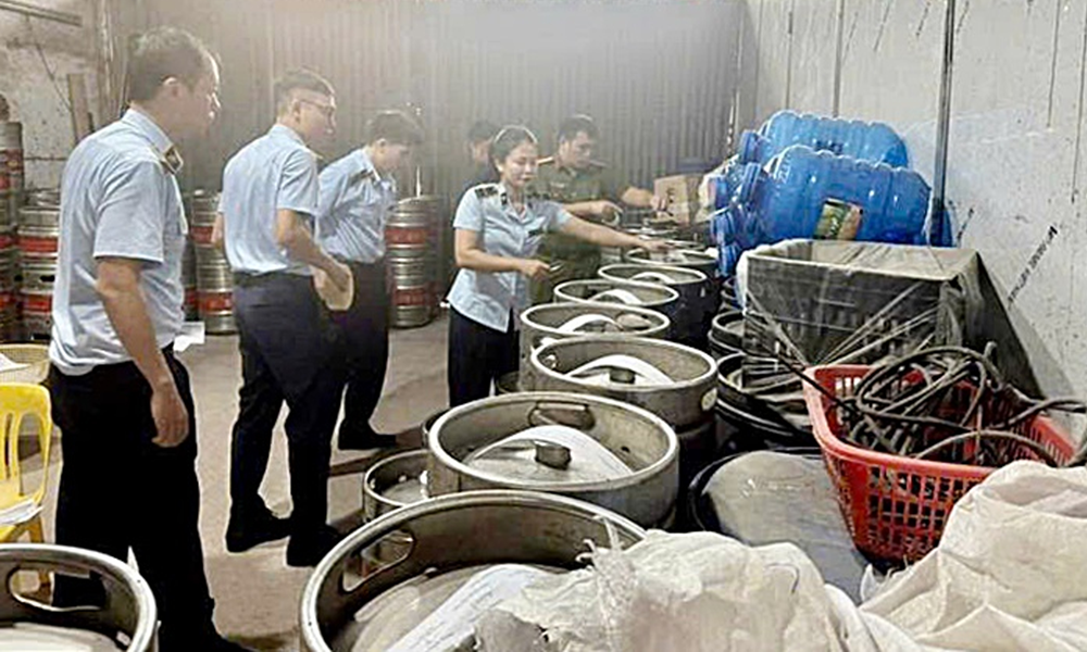 Lực lượng chức năng kiểm tra, phát hiện hộ kinh doanh Trần Mạnh Thắng (thôn Dinh Hương, xã Hiệp Hòa) sản xuất bia hơi giả mạo nhãn hàng hóa ID và Hà Nội. Lực lượng chức năng kiểm tra, phát hiện hộ kinh doanh Trần Mạnh Thắng (thôn Dinh Hương, xã Hiệp Hòa) sản xuất bia hơi giả mạo nhãn hàng hóa ID và Hà Nội.