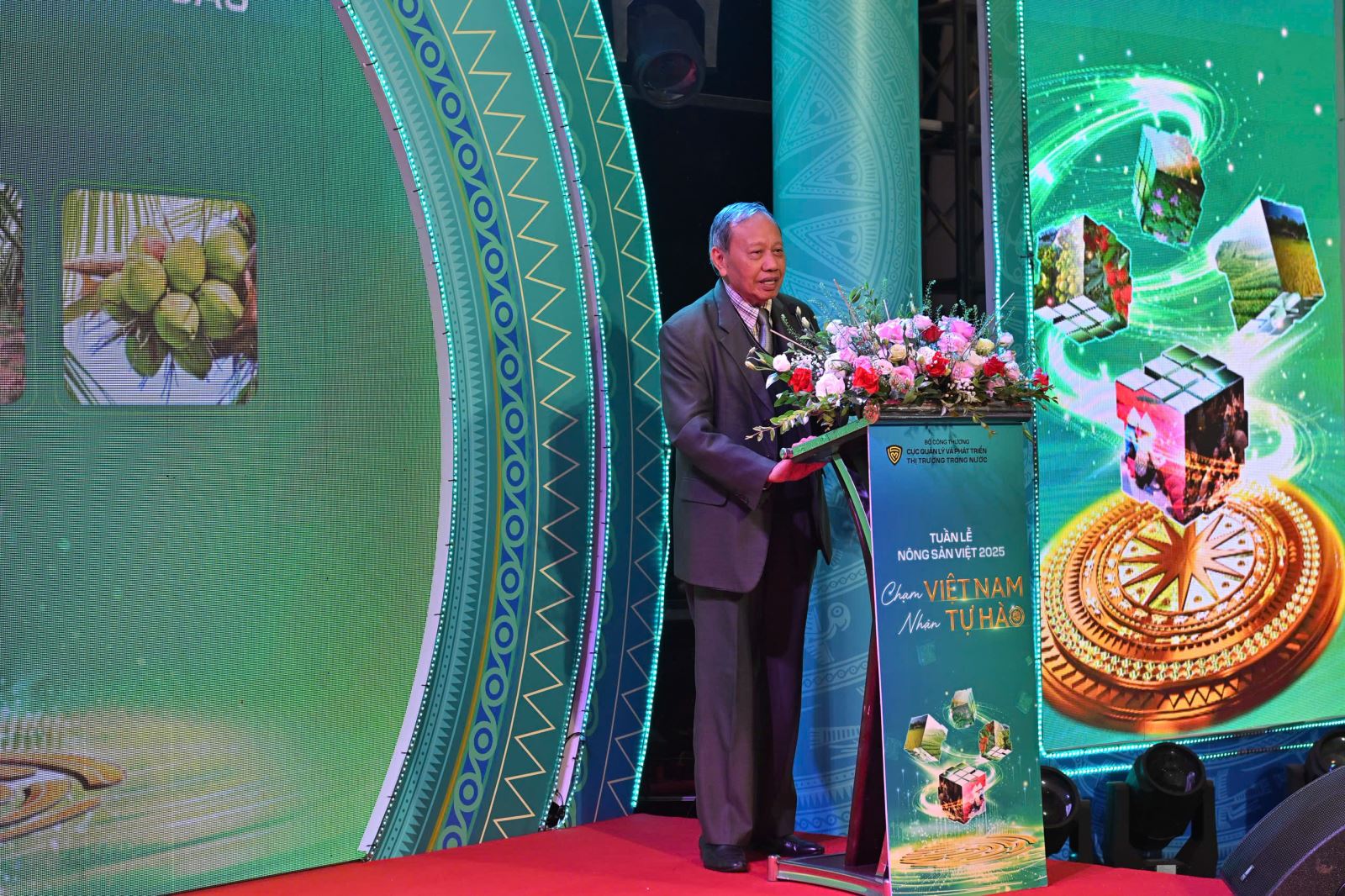 Nguyên Thứ trưởng Bộ Công Thương Lương Văn Tự phát biểu tại Tuần lễ nông sản Việt 2025. Nguyên Thứ trưởng Bộ Công Thương Lương Văn Tự phát biểu tại Tuần lễ nông sản Việt 2025.