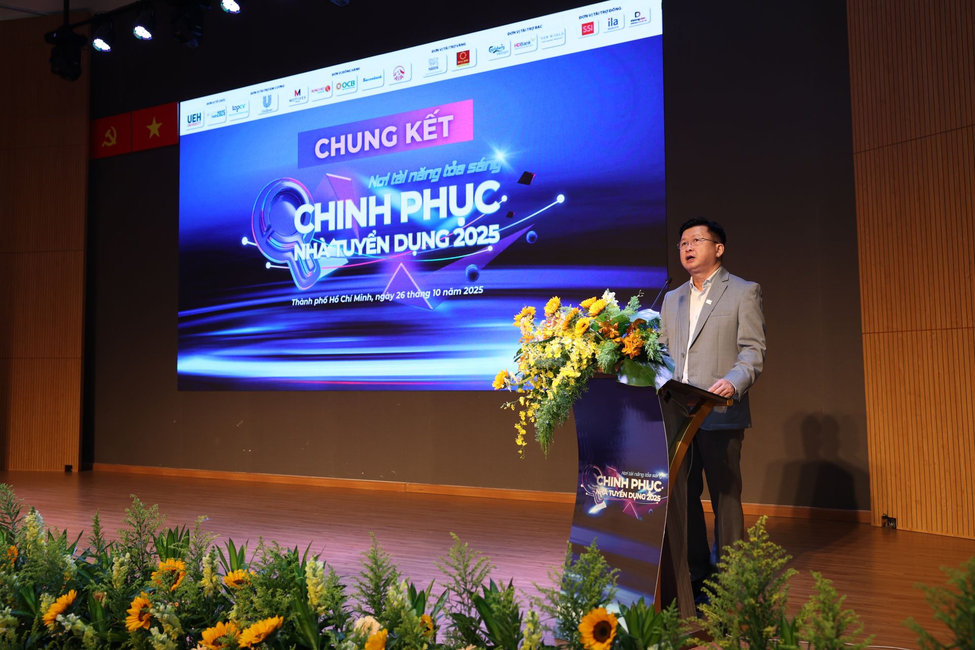 Tiến sĩ Đinh Công Khải, Phó Giám đốc Đại học Kinh tế TP. HCM phát biểu Chung kết cuộc thi “Chinh phục nhà tuyển dụng 2025” Tiến sĩ Đinh Công Khải, Phó Giám đốc Đại học Kinh tế TP. HCM phát biểu Chung kết cuộc thi “Chinh phục nhà tuyển dụng 2025”