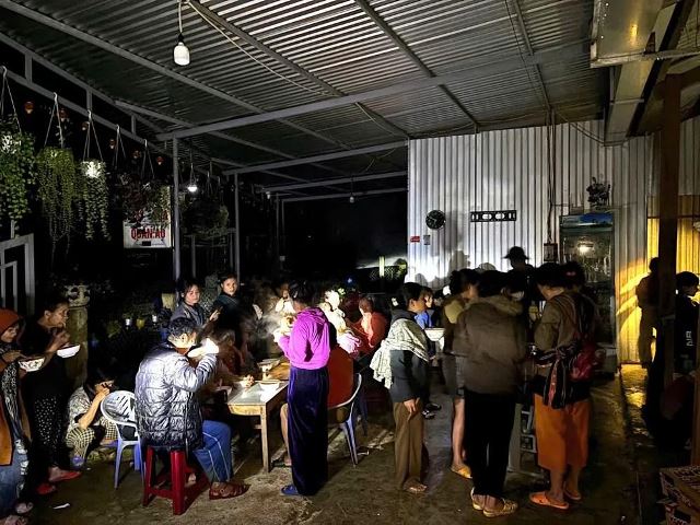 Công an xã Trà Leng nổ máy phát điện, phục vụ bà con tốt nhất có thể trong điều kiện mưa lũ. Công an xã Trà Leng nổ máy phát điện, phục vụ bà con tốt nhất có thể trong điều kiện mưa lũ.