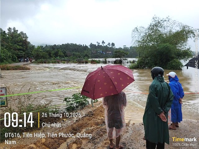 Tuyến đường ĐT của xã Lãnh Ngọc bị ngập sâu. Lực lượng chức năng căng dây cảnh báo. Tuyến đường ĐT của xã Lãnh Ngọc bị ngập sâu. Lực lượng chức năng căng dây cảnh báo.