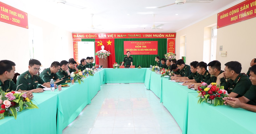 Thăm, động viên cán bộ, chiến sĩ Đồn Biên phòng Thổ Châu