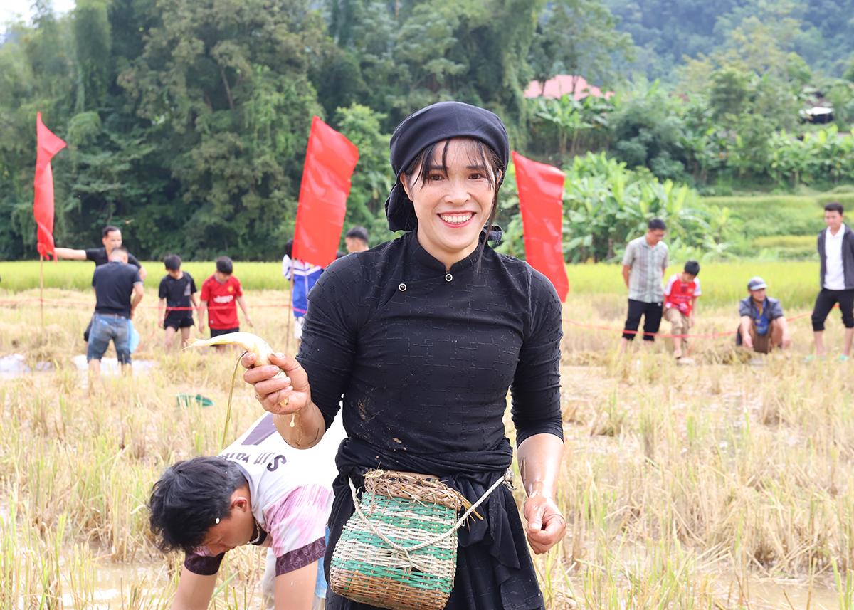 Niềm vui của thí sinh khi bắt được cá tại phần thi bắt cá bằng tay. Niềm vui của thí sinh khi bắt được cá tại phần thi bắt cá bằng tay.