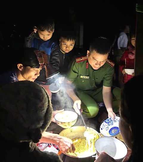 Khoảng 200 người dân sơ tán đến trụ sở Công an xã Trà Leng, TP. Đà Nẵng được dùng bữa tối ấm áp, dù chỉ là những chén mì tôm. Khoảng 200 người dân sơ tán đến trụ sở Công an xã Trà Leng, TP. Đà Nẵng được dùng bữa tối ấm áp, dù chỉ là những chén mì tôm.