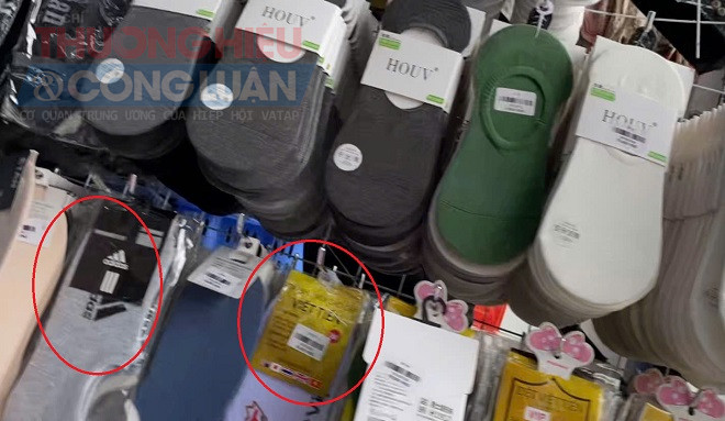 Ghi nhận nhiều sản phẩm gắn thương hiệu của các hãng thời trang nổi tiếng Ghi nhận nhiều sản phẩm gắn thương hiệu của các hãng thời trang nổi tiếng