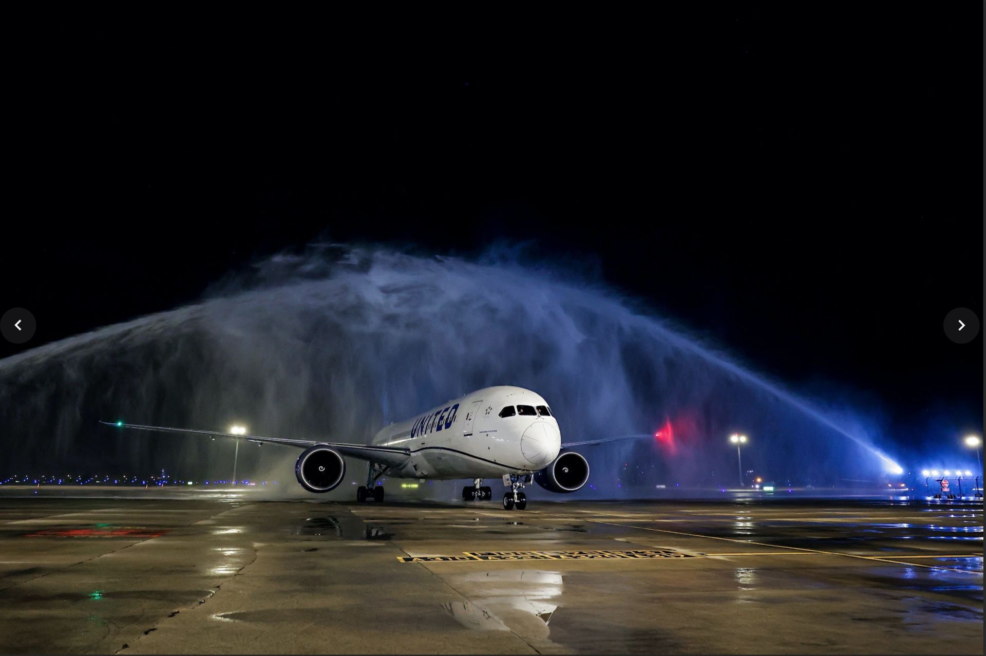 Chuyến bay của United đã được chào đón bằng nghi thức phun vòi rồng khi hạ cánh tại Sân bay Quốc tế Tân Sơn Nhất Chuyến bay của United đã được chào đón bằng nghi thức phun vòi rồng khi hạ cánh tại Sân bay Quốc tế Tân Sơn Nhất