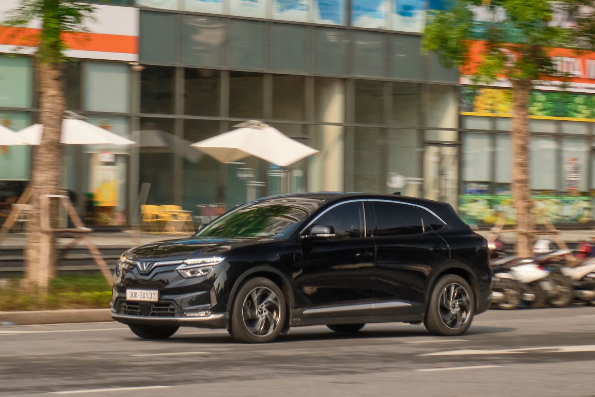 VinFast VF 8 Eco được trang bị hai mô-tơ điện, cho công suất tối đa 260 kW (tương đương 349 mã lực) và mô-men xoắn cực đại 500 Nm. VinFast VF 8 Eco được trang bị hai mô-tơ điện, cho công suất tối đa 260 kW (tương đương 349 mã lực) và mô-men xoắn cực đại 500 Nm.