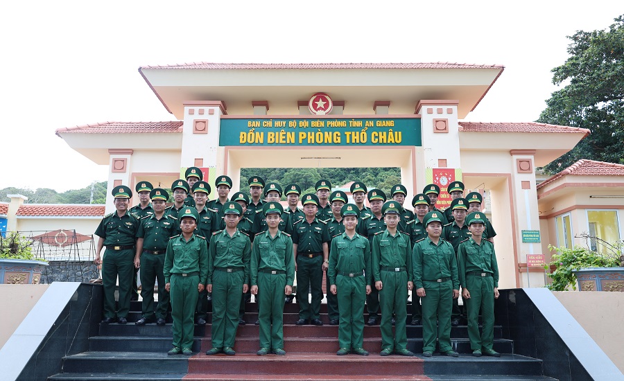 Đoàn công tác chụp ảnh lưu niệm cùng cán bộ, chiến sĩ Đồn Biên phòng Thổ Châu.