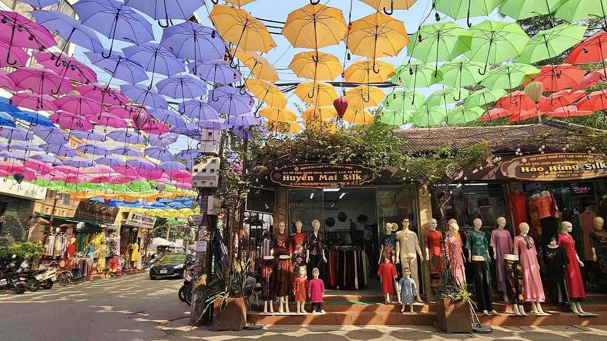 Làng lụa Hà Đông - Làng lụa Vạn Phúc trang hoàng đón khách du lịch. Ảnh: KT