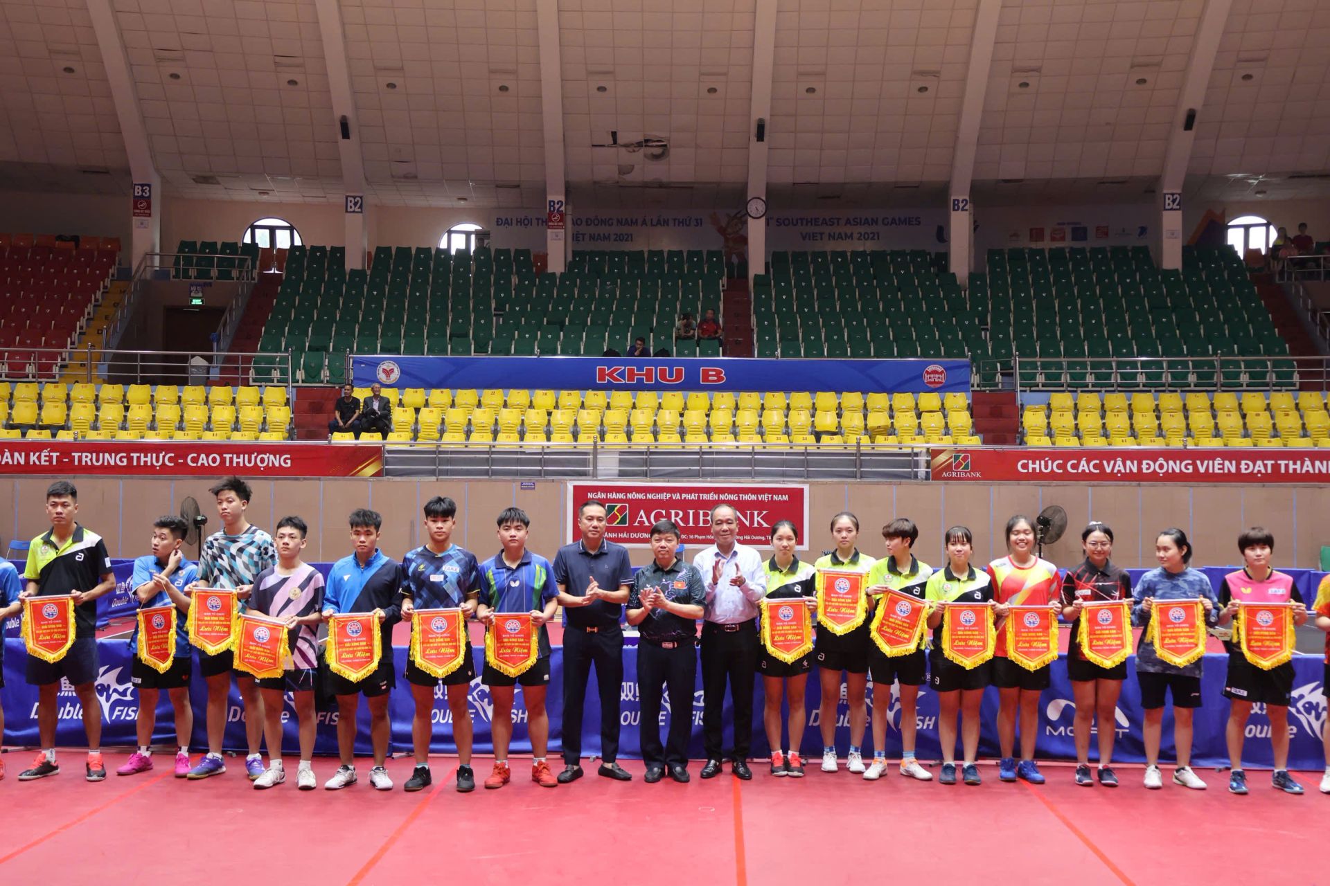 Ban Tổ chức trao cờ lưu niệm cho các vận động viên tham gia giải đấu. Ban Tổ chức trao cờ lưu niệm cho các vận động viên tham gia giải đấu.