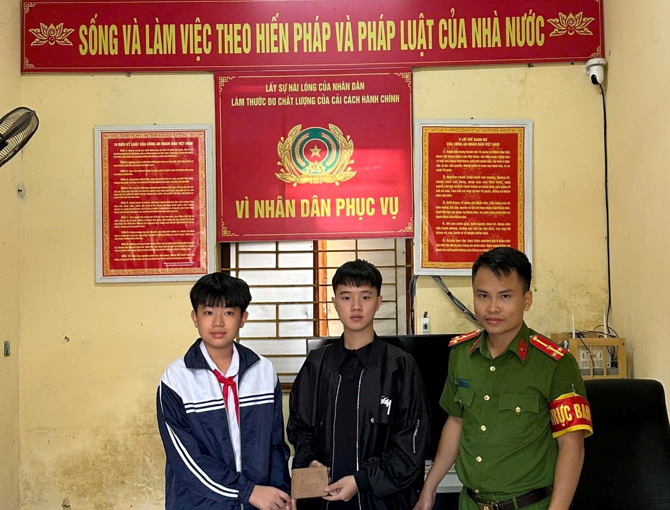 Biểu dương học sinh lớp 7C Trường THCS Kim Anh trả lại tài sản cho người bị mất