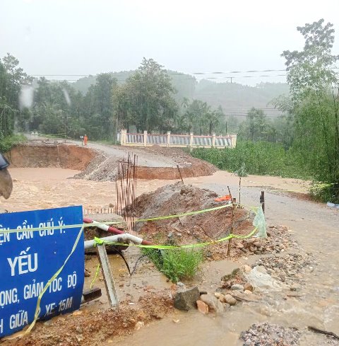 Đà Nẵng: Lũ khẩn cấp trên sông, hàng ngàn hộ dân phải di dời và một số xã mất liên lạc