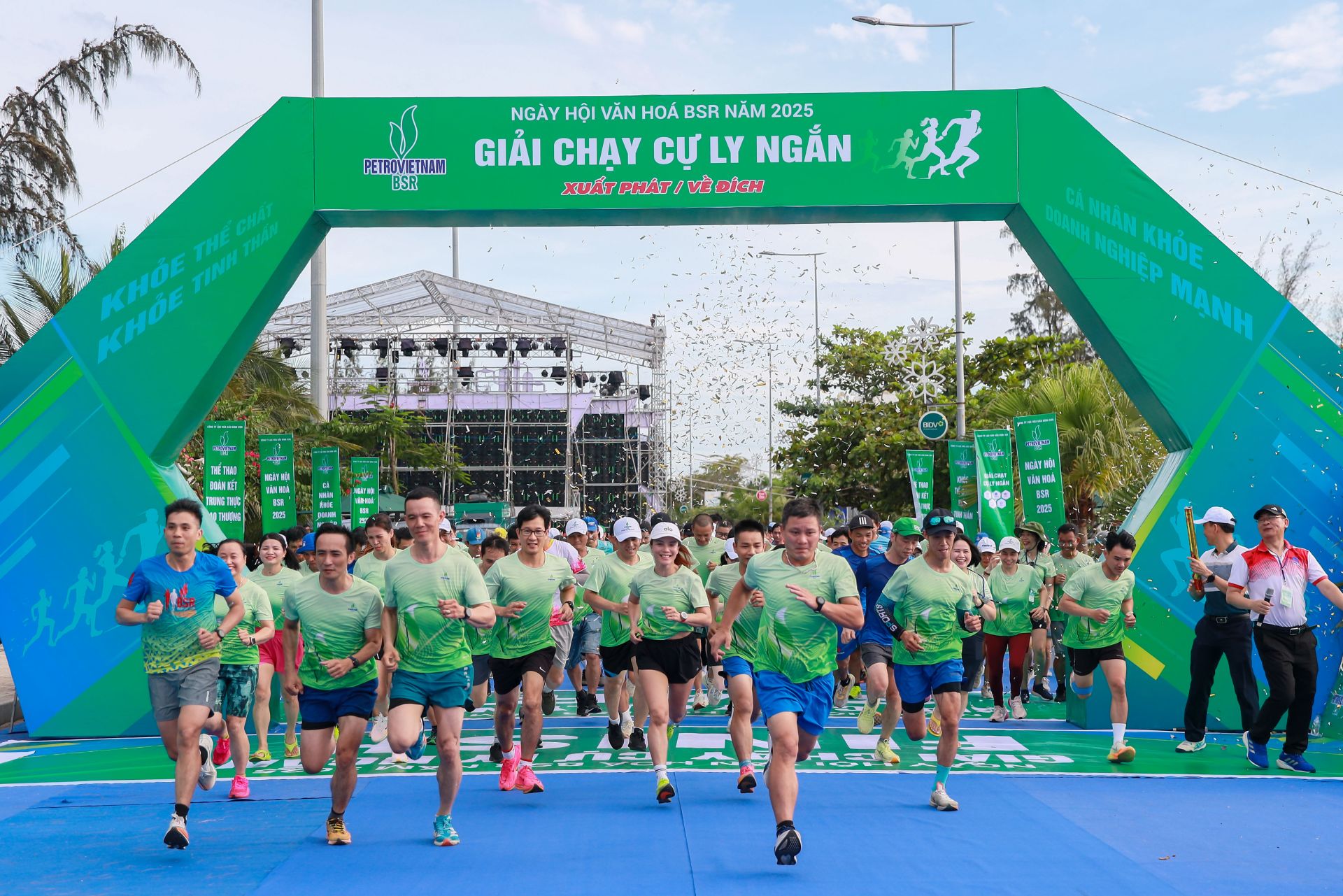 Hàng năm có nhiều hoạt động văn hóa – thể thao được tổ chức cho người lao động tham gia Hàng năm có nhiều hoạt động văn hóa – thể thao được tổ chức cho người lao động tham gia