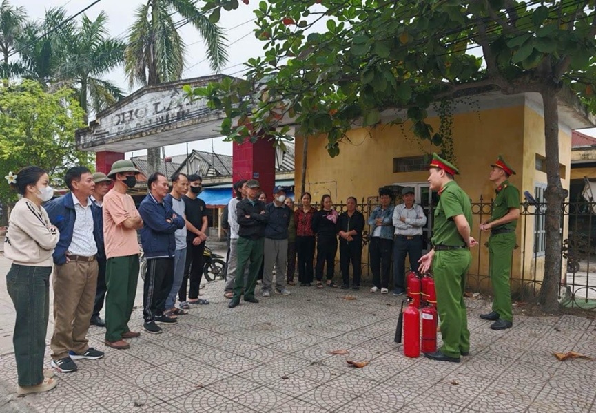 Công an tuyên truyền và hướng dẫn thực hành sử dụng bình chữa cháy xách tay Công an tuyên truyền và hướng dẫn thực hành sử dụng bình chữa cháy xách tay