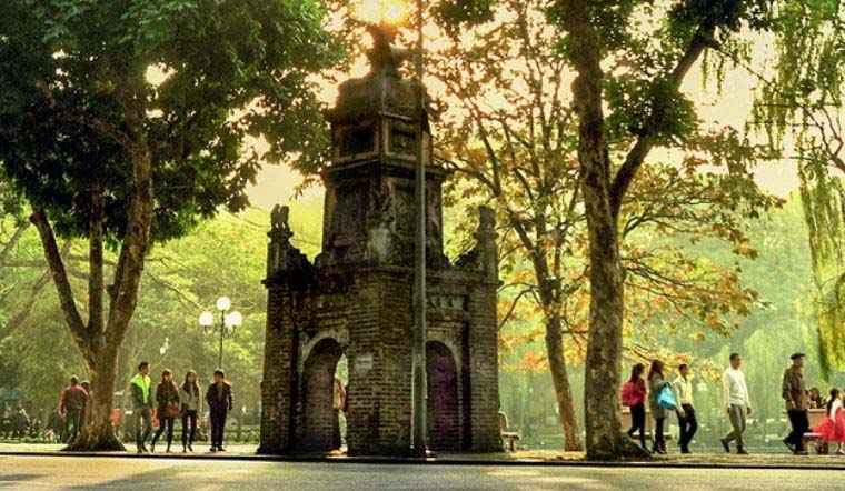 Khách du lịch tham quan tại hồ Hoàn Kiếm. Ảnh: Tuấn Ngọc