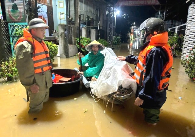Nước lũ lên rất nhanh ở khu vực hạ lưu sông Vu Gia - Thu Bồn, bao vây, cô lập nhà dân trong đêm. Nước lũ lên rất nhanh ở khu vực hạ lưu sông Vu Gia - Thu Bồn, bao vây, cô lập nhà dân trong đêm.