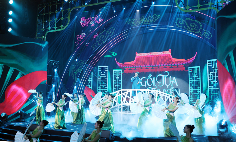 Cảnh quay nghệ sĩ Chu Bảo Quế và các diễn viên trình diễn quan họ.