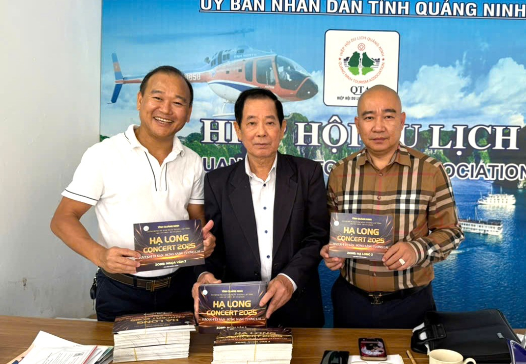 Đại diện Hiệp hội Du lịch Quảng Ninh phát vé cho các chi hội. Đại diện Hiệp hội Du lịch Quảng Ninh phát vé cho các chi hội.