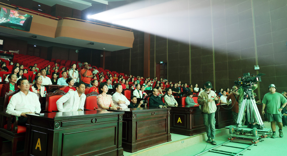 Thành viên đoàn làm phim chỉ đạo ghi hình tại Trung tâm Văn hóa Việt Yên.