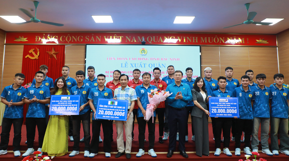 Đồng chí Thạch Văn Chung, Tỉnh ủy viên, Phó Chủ tịch Ủy ban MTTQ tỉnh, Chủ tịch Liên đoàn Lao động tỉnh và đại diện các doanh nghiệp tặng hoa, trao biển tượng trưng tài trợ cho đội bóng Công đoàn Bắc Ninh 2. Đồng chí Thạch Văn Chung, Tỉnh ủy viên, Phó Chủ tịch Ủy ban MTTQ tỉnh, Chủ tịch Liên đoàn Lao động tỉnh và đại diện các doanh nghiệp tặng hoa, trao biển tượng trưng tài trợ cho đội bóng Công đoàn Bắc Ninh 2.