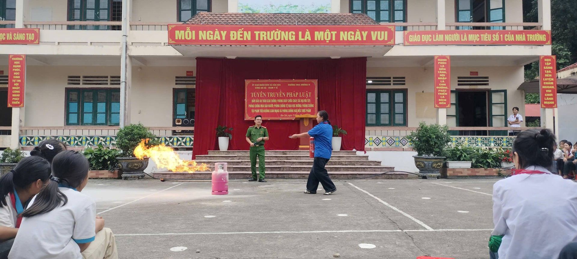 Tổ chức các buổi tuyên truyền, phổ biến giáo dục pháp luật về bảo đảm trật tự, an toàn giao thông, phòng cháy, chữa cháy và cứu nạn, cứu hộ, phòng, chống tai nạn thương tích, ngộ độc thực phẩm Tổ chức các buổi tuyên truyền, phổ biến giáo dục pháp luật về bảo đảm trật tự, an toàn giao thông, phòng cháy, chữa cháy và cứu nạn, cứu hộ, phòng, chống tai nạn thương tích, ngộ độc thực phẩm