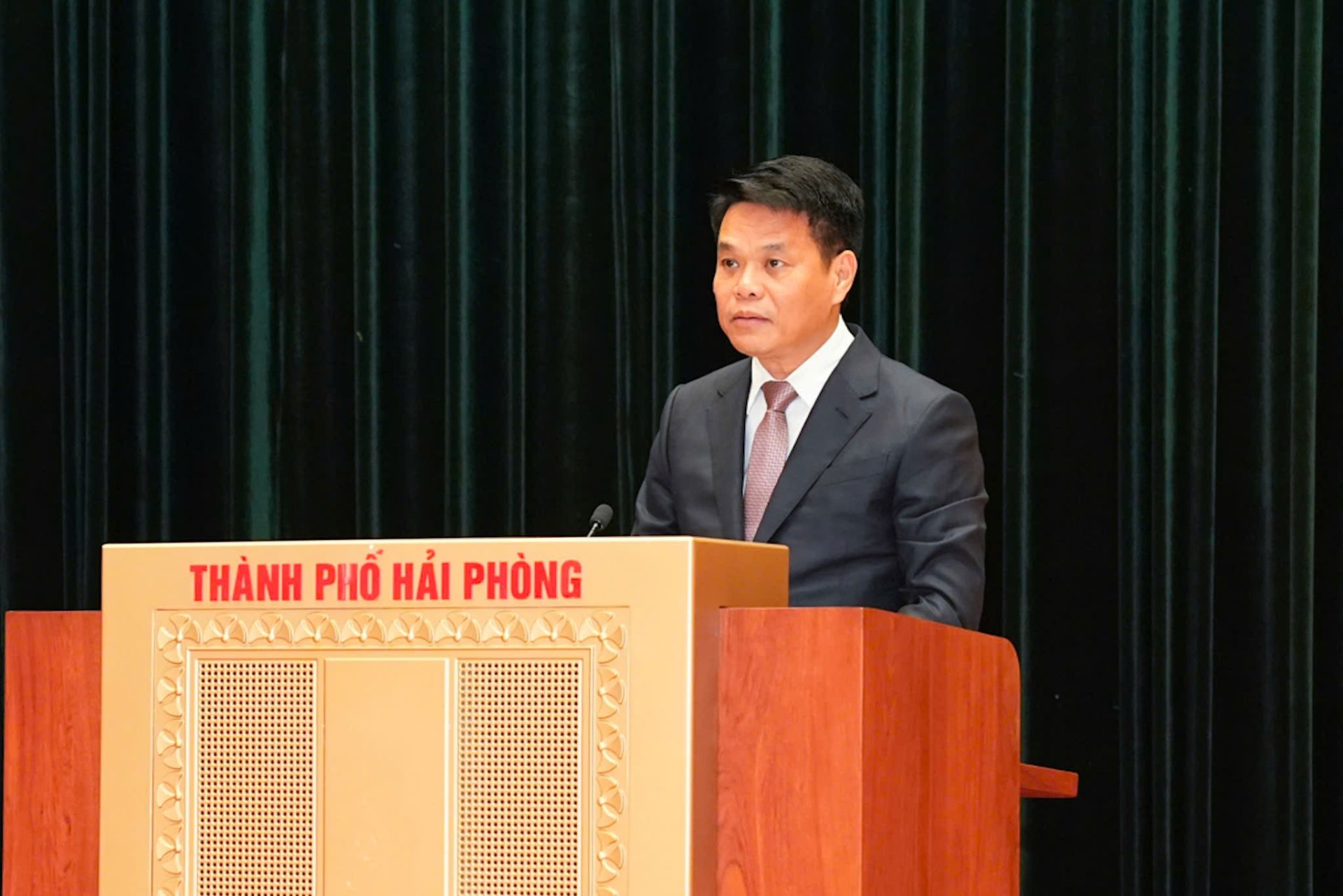 Chủ tịch UBND thành phố Lê Ngọc Châu trình Tờ trình về công tác nhân sự của UBND thành phố tại Kỳ họp.