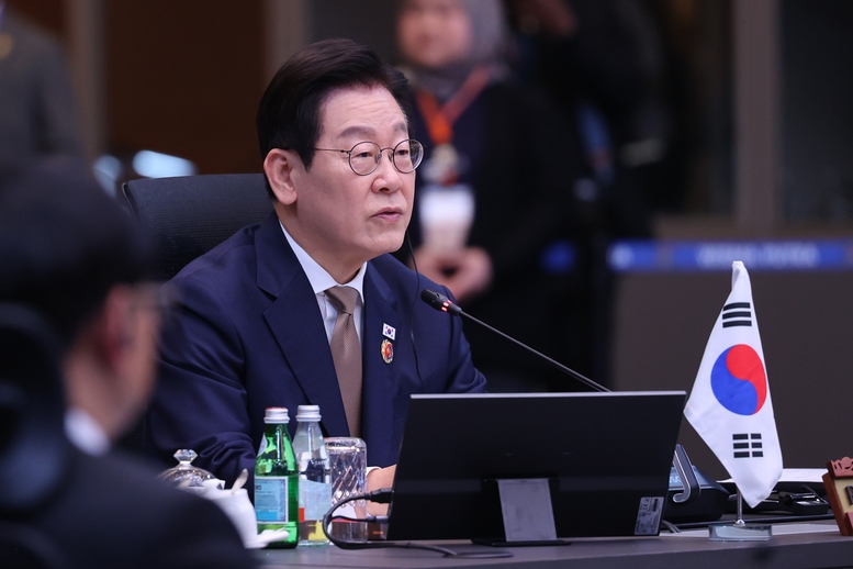 Tổng thống Lee Jae-myung khẳng định Hàn Quốc coi trọng và ủng hộ vai trò trung tâm của ASEAN - Ảnh: VGP/Nhật Bắc Tổng thống Lee Jae-myung khẳng định Hàn Quốc coi trọng và ủng hộ vai trò trung tâm của ASEAN - Ảnh: VGP/Nhật Bắc