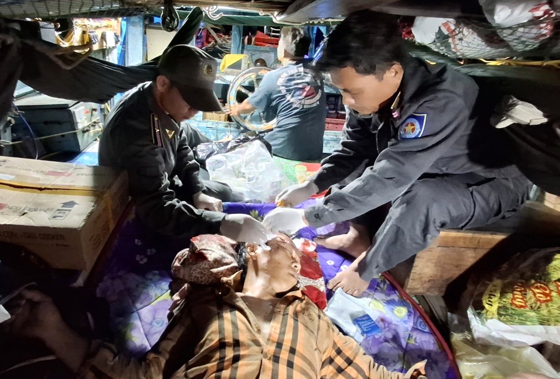 Kiểm tra viết thương cho ngư dân Nguyễn Văn Hoàng Kiểm tra viết thương cho ngư dân Nguyễn Văn Hoàng