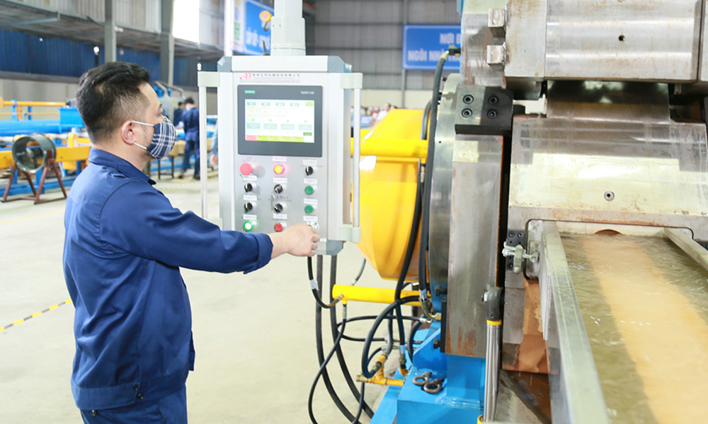 Công ty trách nhiệm hữu hạn Thành Đồng (phường Từ Sơn) đổi mới thiết bị tinh luyện đồng, cung cấp sản phẩm cho nhiều doanh nghiệp vốn đầu tư nước ngoài.