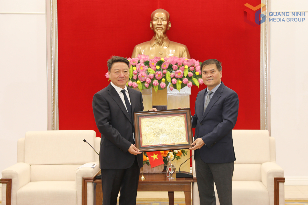 Chủ tịch UBND tỉnh Quảng Ninh tặng hình ảnh biểu tượng Vịnh Hạ Long cho ông Khâu Minh Hồng, Thị trưởng Chính quyền nhân dân TP Phòng Thành Cảng. Chủ tịch UBND tỉnh Quảng Ninh tặng hình ảnh biểu tượng Vịnh Hạ Long cho ông Khâu Minh Hồng, Thị trưởng Chính quyền nhân dân TP Phòng Thành Cảng.