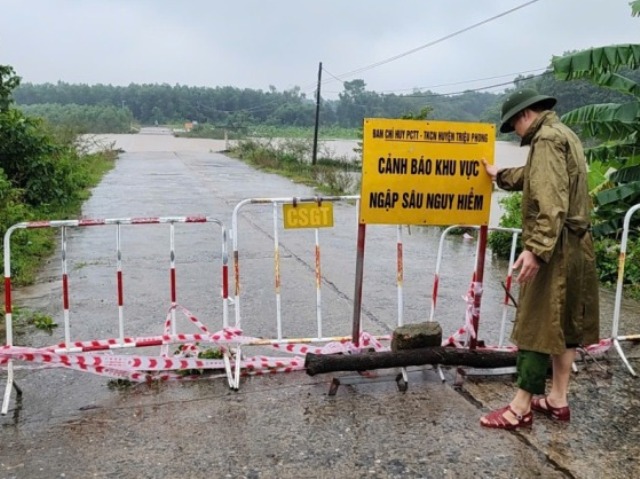 Mưa lớn kéo dài gây ngập sâu, chia cắt nhiều khu vực ở Quảng Trị