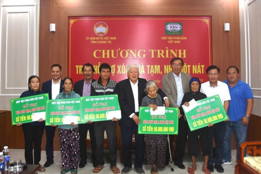 Quảng Trị: Trao 300 triệu đồng xóa nhà tạm, nhà dột nát cho hộ nghèo