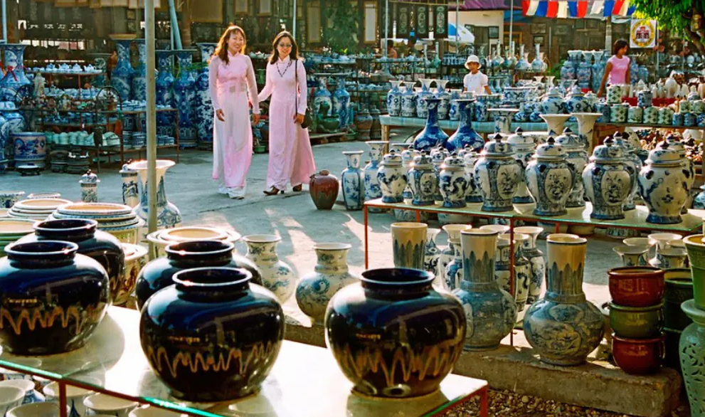 Du khách tham quan tại làng gốm Bát Tràng. Ảnh: KT