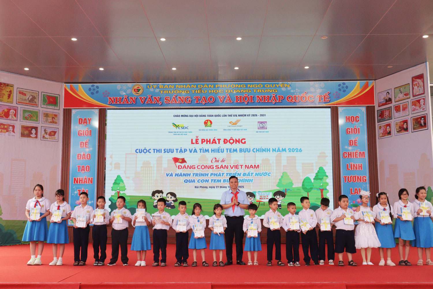 Hội đồng Đội Trung ương trao 20 suất học bổng tặng thiếu nhi Liên đội Trường Tiểu học Quang Trung. Hội đồng Đội Trung ương trao 20 suất học bổng tặng thiếu nhi Liên đội Trường Tiểu học Quang Trung.