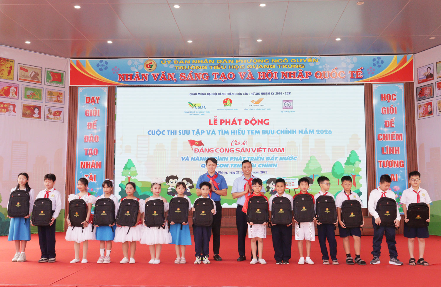 Hội đồng Đội Trung ương trao 30 suất quà tặng thiếu nhi Liên đội Trường Tiểu học Quang Trung. Hội đồng Đội Trung ương trao 30 suất quà tặng thiếu nhi Liên đội Trường Tiểu học Quang Trung.